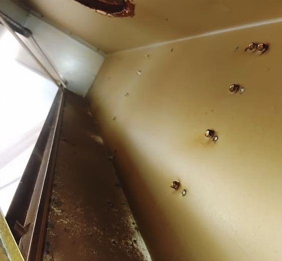 Intérieur de caisson jauni par la graisse