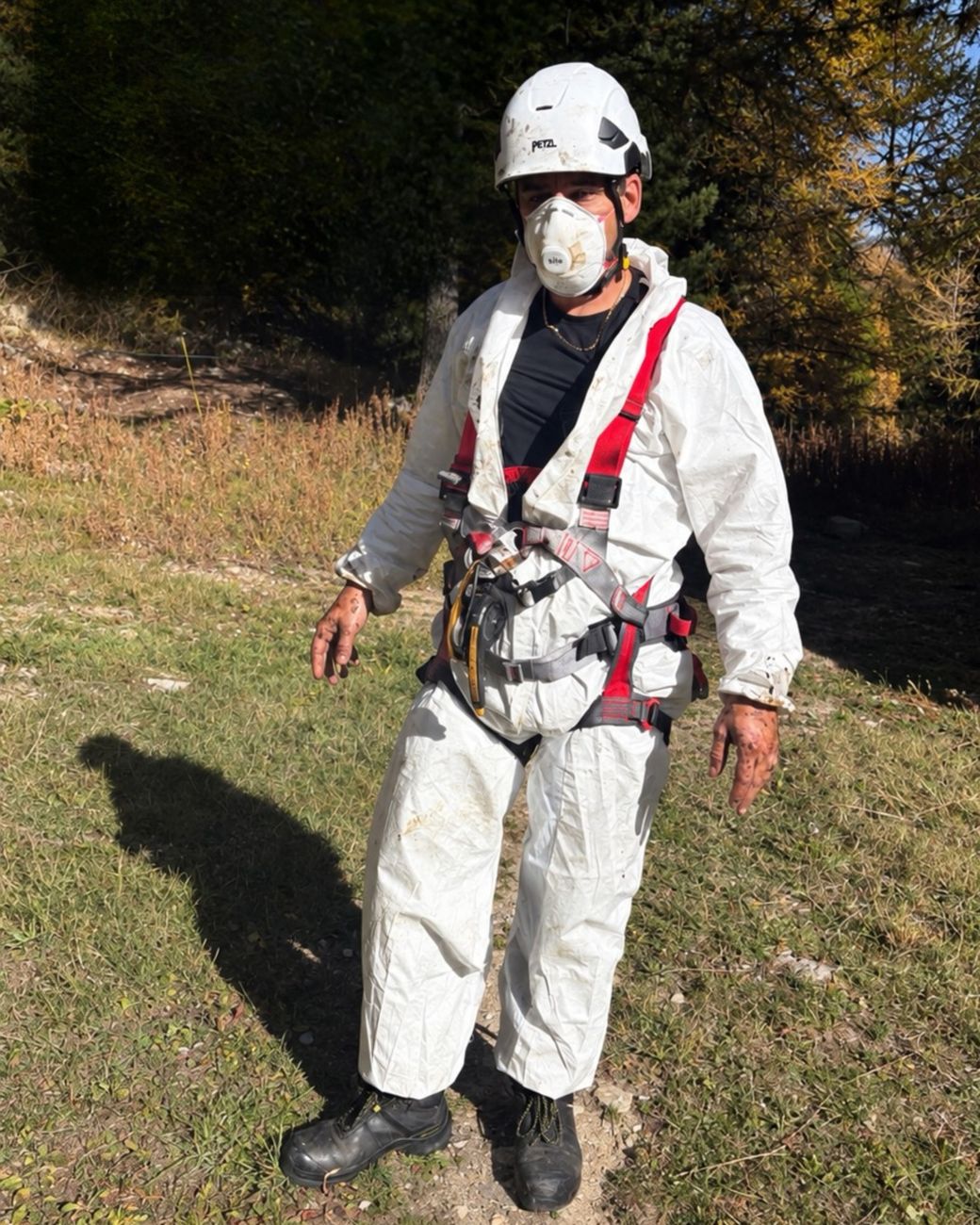 Technicien en combinaison, casque, masque et harnais