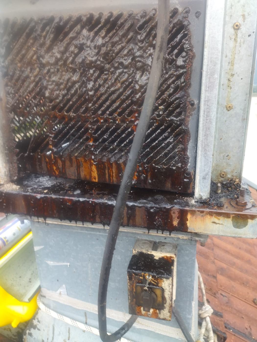 Caisson de ventilation couvert de graisse