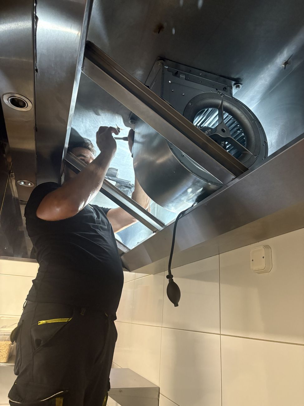 Installation d'un moteur d'extraction neuf dans une hotte