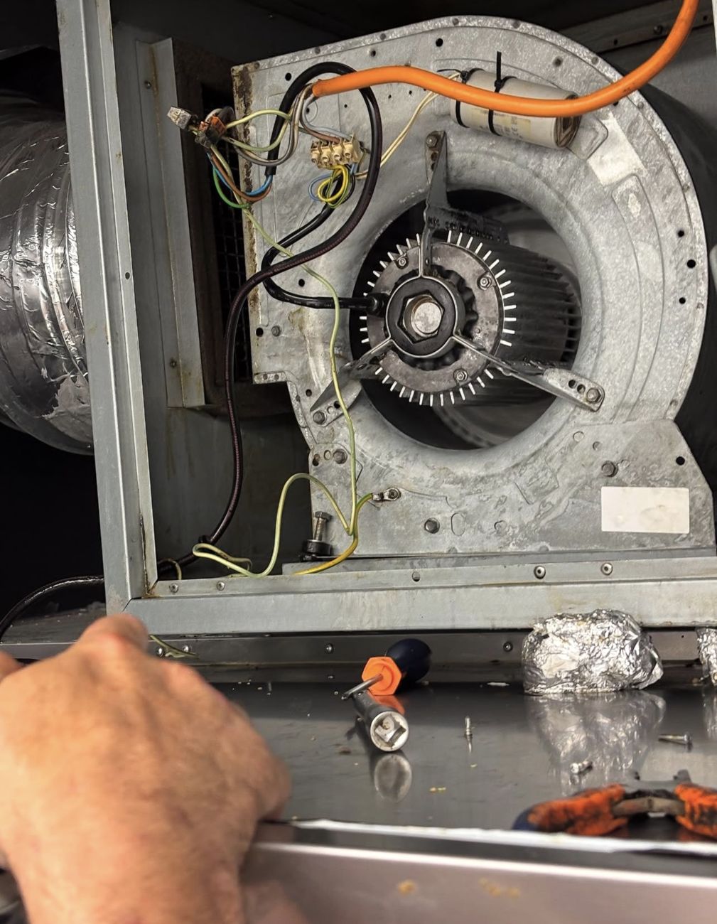 Intervention sur le moteur d'un caisson d'extraction