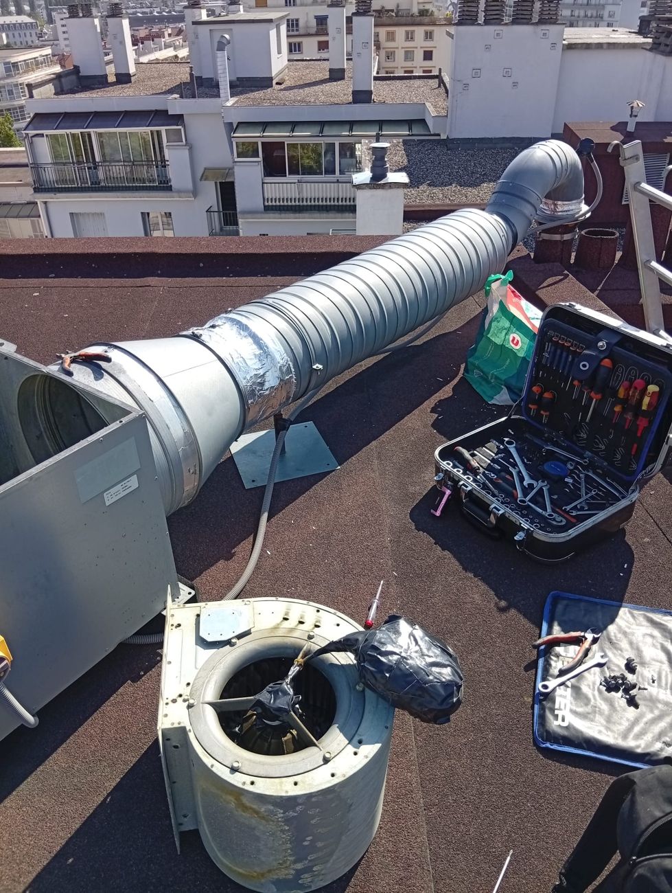 Moteur d'extraction en cours d'installation sur un toit